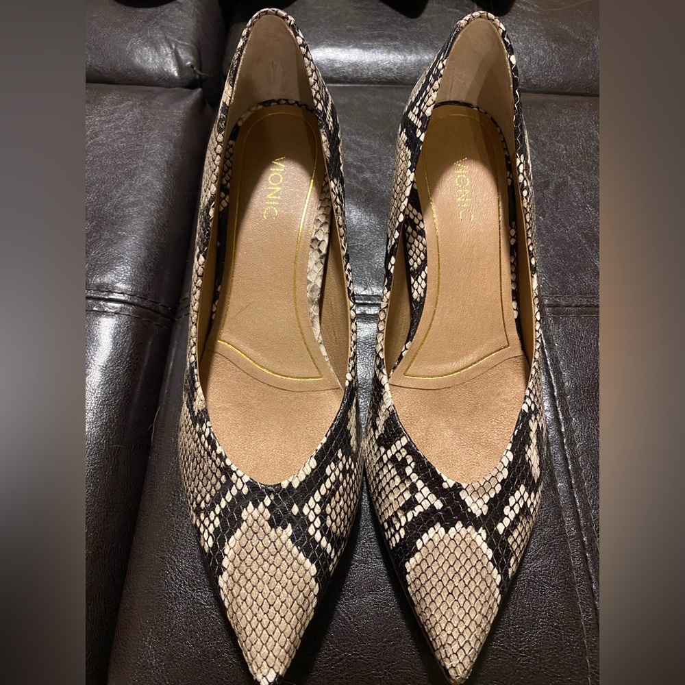 Vionic- Snake print kitten heel